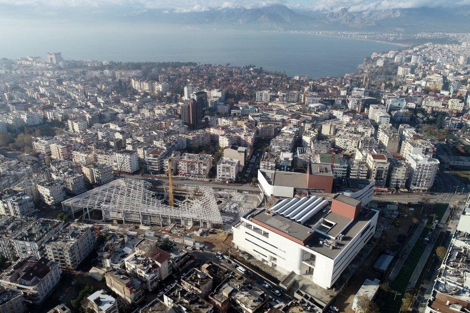 <p>Antalya Doğu Garajı Kültür Merkezi inşaatı için başlatılan kazı çalışmalarında ortaya çıkan ve kentin tarihini MÖ 4. yüzyıla kadar aydınlatan 2 bin 500 yıllık nekropol (mezarlık) ile arkeolojik eserler, müze konseptiyle kültür turizmine hizmet edecek. </p>