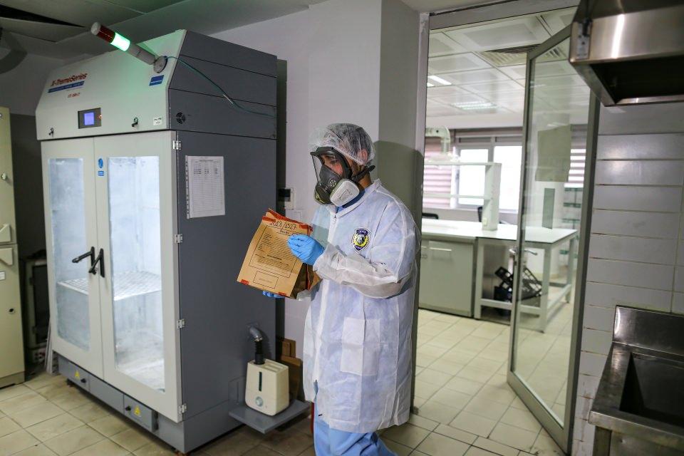 <p>Materyallerin üzerinde çeşitli kimyasallar ve tozlar kullandıklarına değinen Yaşar, "Tabii delilin, yani bulgunun nevine ve türüne göre, hem kimyasal hem toz kullanıp, bazen kabin çalışmaları yapmaktayız. Yaptığımız bütün çalışmalarda amacımız, faile ulaşmak için bir parmak izi yada avuç izini tespit edebilmek." ifadesini kullandı.</p>
<p> </p>