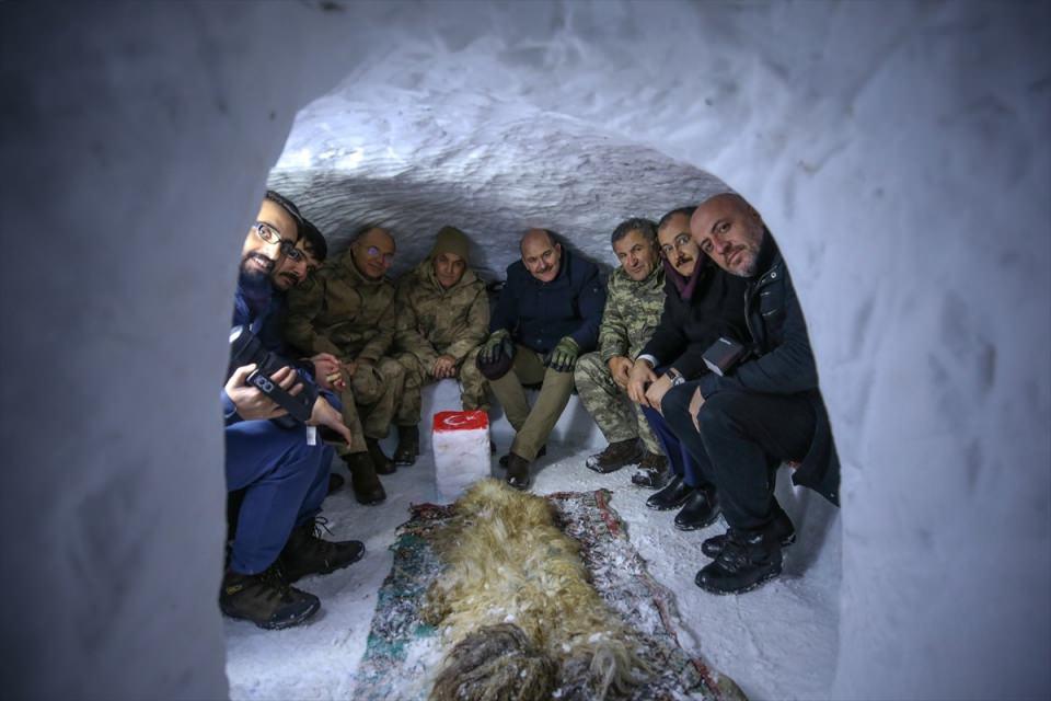 <p>Bakan Soylu, jandarmaların üs bölgesinde yaptığı igloda komutan ve güvenlik güçleriyle sohbet etti. Ziyarette Jandarma Genel Komutanı Orgeneral Arif Çetin (sağ 5) ve Yüksekova 3. Piyade Tümen Komutanı Tümgeneral Metin Tokel (sağ 3) de yer aldı.</p>