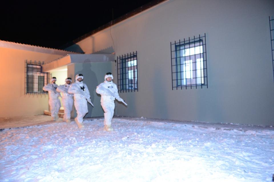<p>Şartlar ne olursa olsun kar kış demeden 24 saat boyunca görevlerinin başından ayrılmayan ve "hudut kartalları" olarak nitelendirilen askerler de kar yağışı ve soğuğa rağmen yeni yıla vatan nöbeti tutarken girmenin heyecanını yaşadı.</p>
<p> </p>