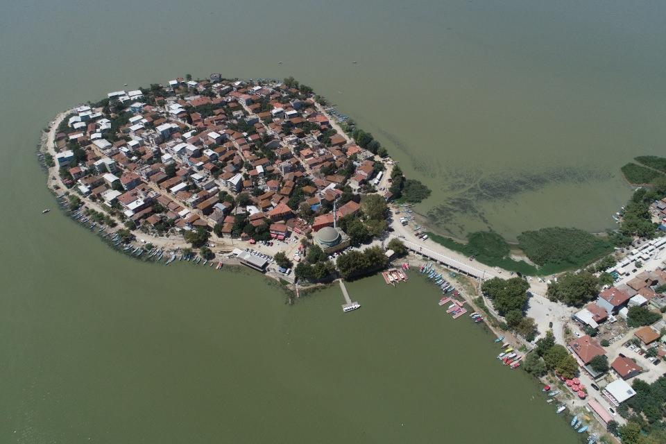 <p>Kaynaklara göre, 1399 yılında yapılan Ulu Cami gibi birçok tarihi cami ile Emir Sultan, Üftade, Molla Fenari gibi birçok evliyanın türbesinin bulunduğu Bursa, inanç turizmindeki potansiyeliyle de kente gelen turistlerin dikkatini çekiyor.</p>

<p> </p>
