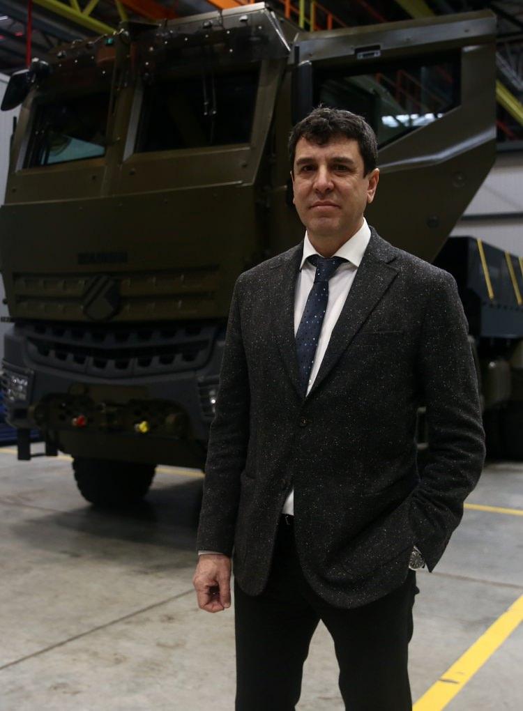 <p>"Zırhta, NATO standartlarında 'Level 2' dediğimiz zırha haiz bir araç yaptık. Bu aracın modüler olarak zırh gücü arttırılabiliyor. 'Level 3' ve hatta 'Level 4'e taşımak için çalışmalarımız var. Aynı zamanda mayın koruma aksesuarını da koyma şansımız olacak. Bu aracı sadece TSK'ya değil aynı zamanda diğer NATO ordularına sunmayı da arzu ediyoruz. Bu yüzden aracın sertifikasyonunu yaptıracağız. Önümüzdeki günlerde araç, İngiltere'ye gidecek ve yol testleri ile NATO'nun bütün testlerine tabi tutulacak ve sertifikalandırılacak. Bu sertifikasyon sürecini tamamladıktan sonra tüm NATO ordularına teklif edebilecek bir aracımız olacak. Biz aracımıza güveniyoruz, inşallah başarılı olacağına inanıyoruz."</p>
<p> </p>