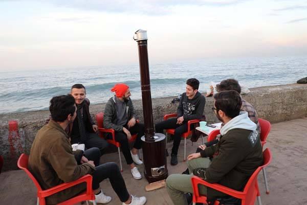 <p>Müşteri Burak Akgül ise "Rize'de dışarıda oturabileceğimiz mekanlar arasında en çok tercih ettiğimiz yer burası. Bu alanda soba olması gerçekten ilginç ve güzel bir şey. İlk gördüğümüzde tuhaf geldi. Acaba dışarıda soba olması bizi ısıtır mı diye düşündük. Sonra geldik oturduk sobaların arasına ve bayağı da ısındık. Rize sahilini güzelleştiren şeylerden birisinin de bu olduğunu düşünüyorum" diye konuştu. </p>
<p> </p>