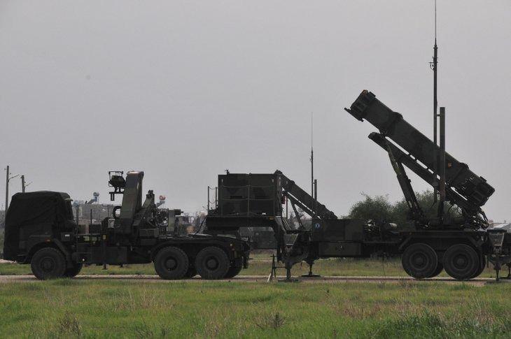 <p>Patriot füze sisteminde yaklaşık 200 personelin ve 40 araçlık bir konvoyun görev aldığını ifade eden Atalan, Patriot füzesinin ortalama maliyetinin 1,5 milyon dolar olduğunu söyledi.</p>
