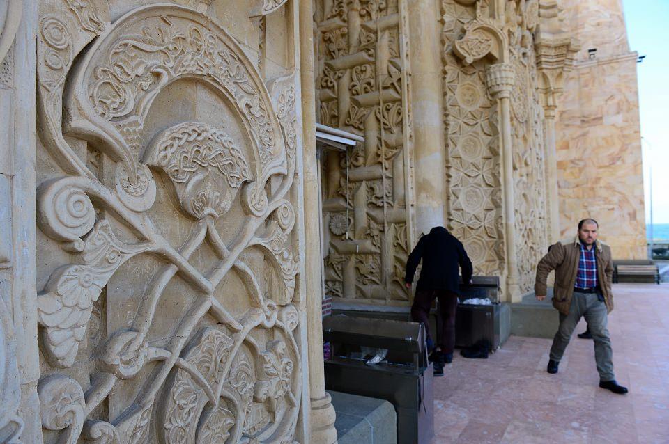 <p>Yaklaşık 4 bin 500 kişinin aynı anda namaz kılabildiği caminin 70 metrelik minareleri Osmanlı motiflerinden izler taşıyor.</p>
<p>Belli bir bölümünde 2010 yılından itibaren ibadet yapılabilen caminin açılışı, Cumhurbaşkanı Recep Tayyip Erdoğan tarafından 2017 yılında gerçekleştirildi.</p>
<p>Sarayburnu Camisi ve Külliyatı Yapma ve Yaşatma Derneği Başkanı Yusuf Ziya Sipahi, AA muhabirine yaptığı açıklamada, Osmanlı ve Selçuklu mimarisini harmanlayarak ortaya çıkarılan caminin 29 yılda tamamlandığını söyledi.</p>