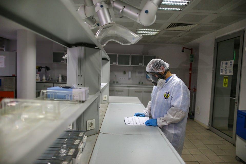 <p>Materyaller arasında üzerinde gözle görülemeyen parmak izi olanlar, bu izlerin tespiti için "Karanlık Oda" diye tabir edilen bölüme alınıyor.</p>
<p> </p>