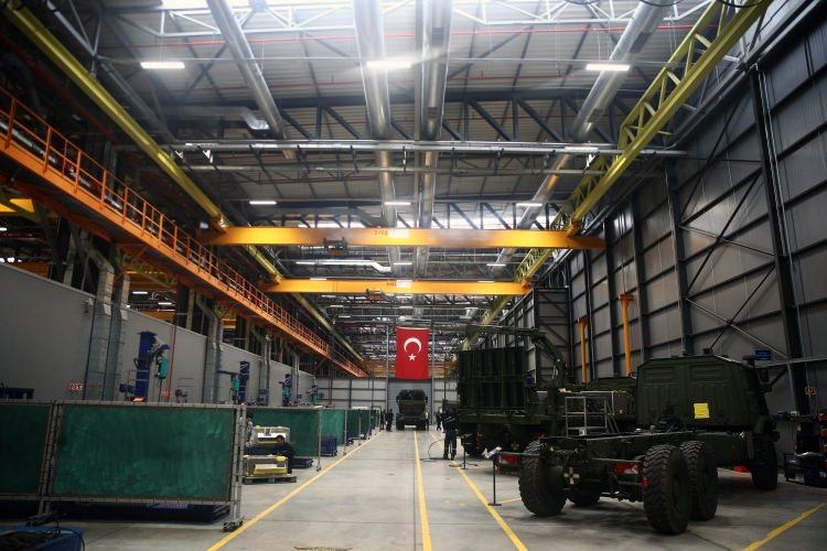 <p>Mersin'de prototipi yapılan ve yüzde 70'i yerli üretim olan 8 çeker zırhlı askeri lojistik destek aracı "Derman", Türk Silahlı Kuvvetlerine (TSK) hizmet vermeye hazırlanıyor.</p>
