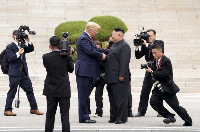 <p>ABD Başkanı Donald Trump ve Kuzey Kore lideri Kim Jong. 30 Haziran'da Kuzey ve Güney Kore'yi ayıran sınır çizgisinde bir araya geldi.</p>
