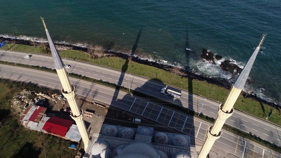 <p>Giresun'da yığma taş ile 29 yılda tamamlanan kündekarin tekniğinin de kullanıldığı Sarayburnu Camisi'nde, aynı anda 4 bin 500 kişi ibadet edebiliyor. </p>