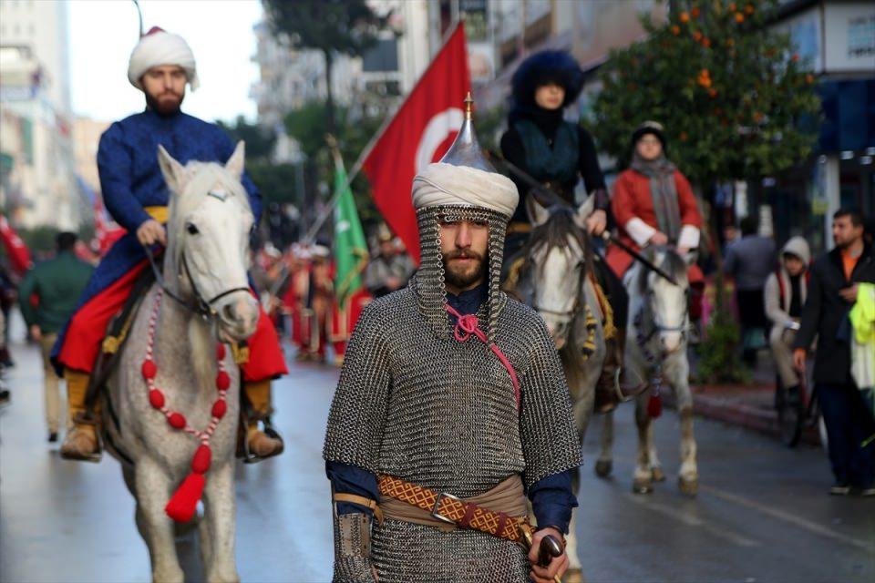 <p>Etkinlikler Vali Ali İhsan Su, Deniz Kuvvetleri Akdeniz Bölge ve Garnizon Komutanı Tuğamiral Önder Gürbüz, Büyükşehir Belediye Başkanı Burhanettin Kocamaz tarafından muharip gazilerden oluşan temsili heyeti taşıyan trenin Mersin Garı'nda karşılanmasıyla başladı.</p>
<p> </p>