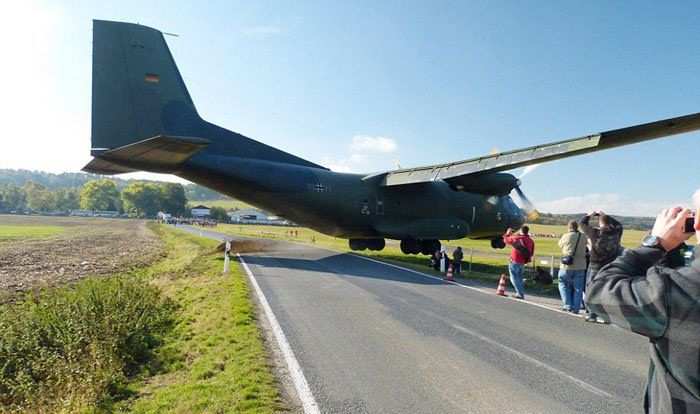 <p>Ancak pilotun soğukkanlı manevraları hem bekleyen insanları hem de hava müzesi için getirilen uçağı kurtardı. Kaza anı uçağı bekleyenler tarafından kaydedildi.</p>