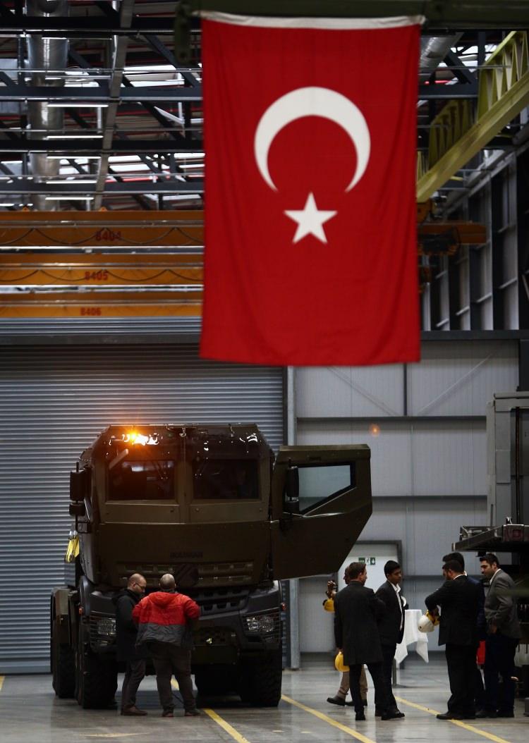 <p>Zırhlı araçların, tankların ve mühimmatların harekat bölgesine taşınması, kumanda merkezleri ve benzeri yapıların istenen yerlere götürülmesi ile zarar görmüş araçların kurtarılması amacıyla üretilen "Derman"ın, Mehmetçik'in yükünü hafifletmesi planlanıyor.</p>
<p> </p>