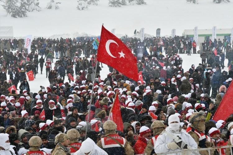 <p>Kars'ın Sarıkamış ilçesinde, Sarıkamış Harekatı'nın 104. yılı anma etkinlikleri çerçevesinde düzenlenecek yürüyüş için vatandaşlar toplanmaya başladı.</p>