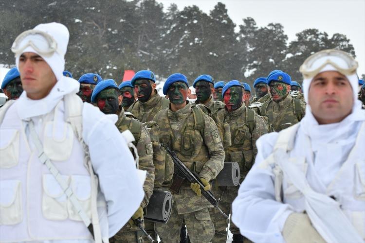 <p>Türkiye'nin birçok ilinden ve yurt dışından genç, yaşlı çok sayıda vatandaş, sabahın erken saatlerinde, "Asım'ın nesli asrın yürüyüşünde" sloganıyla "Türkiye Şehitleriyle Yürüyor" etkinliğine katılmak üzere, Sarıkamış ilçesinin Soğanlı ve Allahuekber dağları arasındaki Kızılçubuk Zirvesi'nde bir araya geldi.</p>