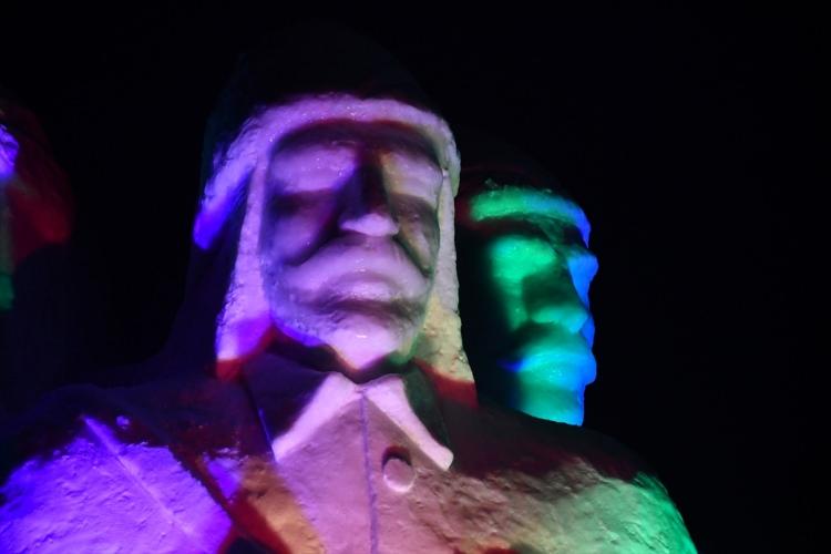 <p>Kars'ın Sarıkamış ilçesinde, Sarıkamış Harekatı'nın 104. yılı anma etkinlikleri kapsamında yapılan kardan şehit heykellerine, yerli yabancı çok sayıda kişi yoğun ilgi gösterdi. Gençlik ve Spor Bakanı Mehmet Muharrem Kasapoğlu (ortada)da alana gelerek, heykelleri inceledi, dua etti.</p>