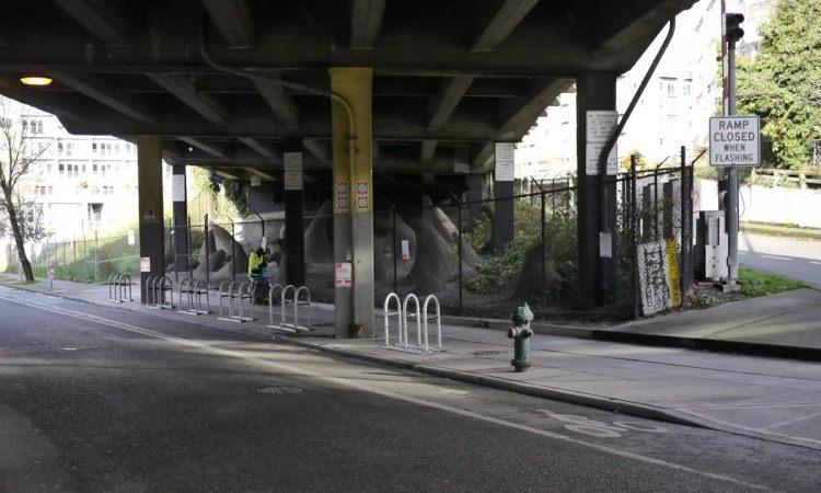 <p>Burada yaşayanlar evsizler zorla kovularak, bisiklet park yerleri yapılmış... ABD - Seattle</p>