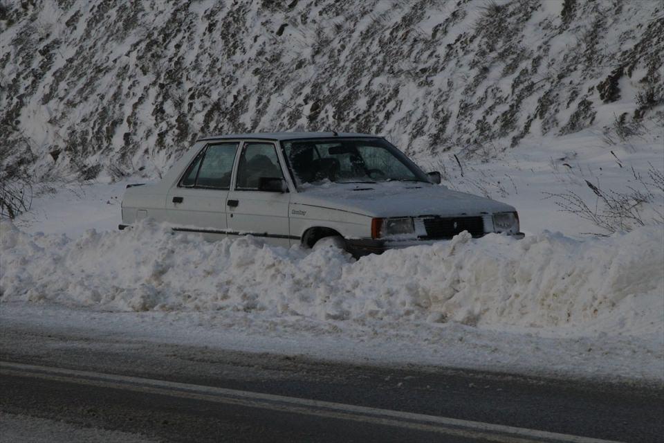 <p>Trakya'da kar yağışı ve tipi etkili oluyor. Kar yağışı, Bulgaristan'a ulaşımın sağlandığı Dereköy Sınır Kapısı yolu ile Kofçaz ve Demirköy ilçelerinde yoğun şekilde etkili oluyor. Kar kalınlığı ise Dereköy Sınır Kapısında 15, Kofçaz ilçesinde 20, Demirköy'ün Mahyatepe mevkisinde ise 30 santimetreye ulaştı.</p>
