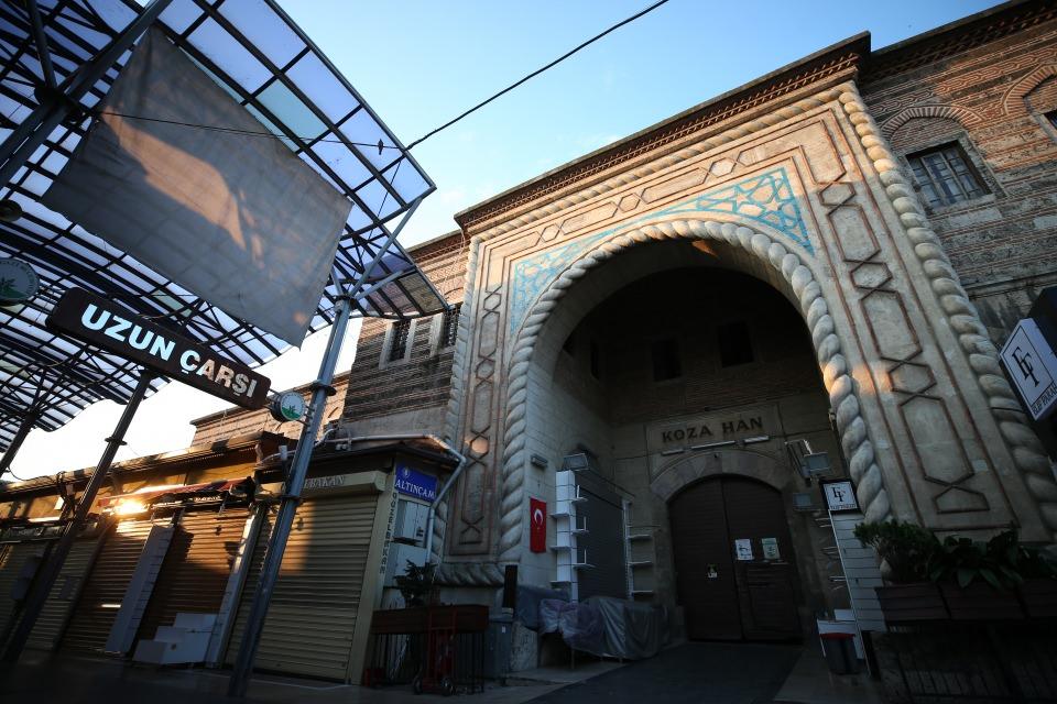 <p>İskender kebap, pideli köfte, tahinli pide, süt helvası, İnegöl köftesi, cantık gibi bölgeye özgü yemeklerden yiyen tatilciler, Bursa ipeği, havlusu, İznik çinisi, Kemalpaşa tatlısı, zeytin ve zeytinyağı, kestane şekeri, ahududu reçeli gibi ürünlerden hediyelik alabiliyor.</p>

<p> </p>
