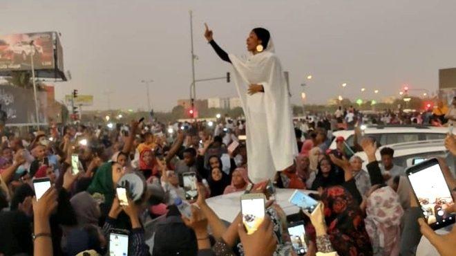 <p>22 yaşındaki Alaa Salah, Nisan ayında başlayan ve Ömer el Beşir'in devrilmesiyle sonuçlanan protesto gösterileri sırasında kalabalığa slogan atarak öncülük etti ve bu fotoğrafı viral oldu.</p>