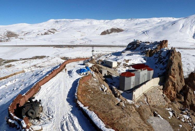 <p>Termal kameralarla gözetleme yapan mehmetçik, şüpheli gördükleri araçları kontrol ediyor. Yapılan uygulamadan sonra, bölgede herhangi bir araç kundaklama olayının da yaşanmadığı bildirildi.</p>
