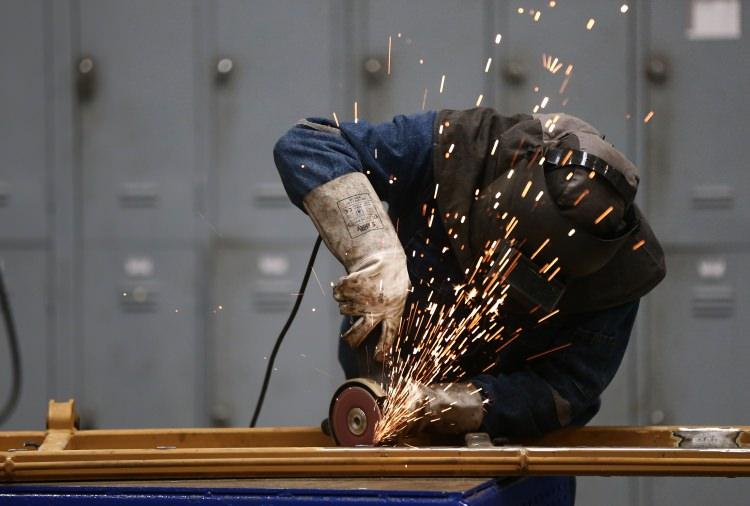 <p><strong>- "İnşallah 'Derman' adı gibi çözüm olur"</strong></p>
<p>Saltık, "Derman"ın taşınmasının kolay olduğunu vurgulayarak, "Aracı operasyon maksadına uygun olarak dizayn edebileceğiz. 'Derman'da seri üretime geçildiğinde, üst yapısıyla birlikte yüzde 70 yerlilik oranına ulacağız. Araca 30 tonluk bir yük yüklenebiliyor, arkasına römork ilave edildiğinde 70 tonluk Altay tankını taşıyabilecek kapasiteye ulaşıyor. İnşallah 'Derman' adı gibi çözüm olur ve ordumuzun her türlü zor vazifesinde biraz olsun yardımcı olur." şeklinde konuştu.</p>