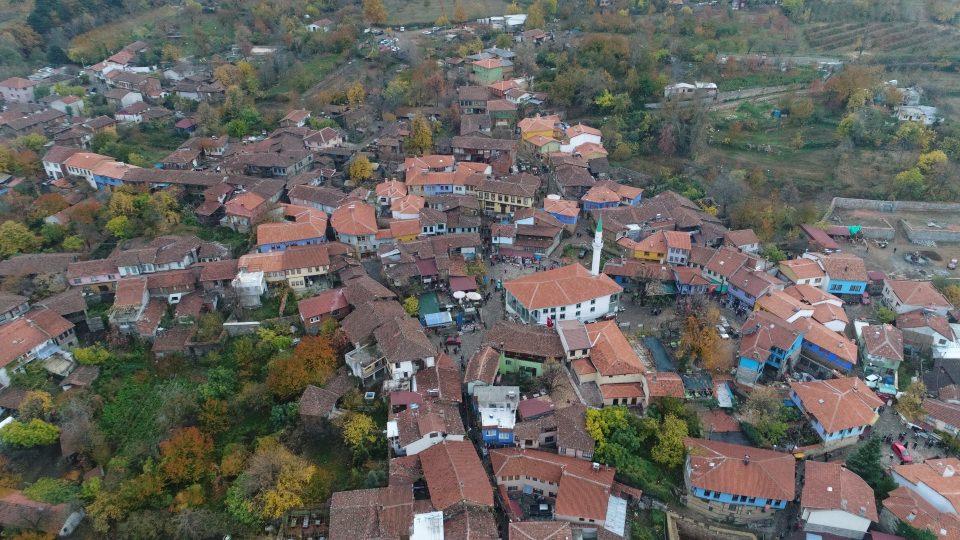 <p>Bunların yanında Bursa'ya gelenler, Birleşmiş Milletler Eğitim, Bilim ve Kültür Örgütünce (UNESCO) Dünya Miras Listesi'ne alınan, 700 yıllık Osmanlı sivil mimarisini bozulmadan günümüze taşıyan Cumalıkızık ile "Küçük Venedik" olarak nitelendirilen Gölyazı'yı ziyaret edebiliyor. Turistler Cumalıkızık'ta, Misi'de ekmeklerini sobada kızartıp, doğal ve yöresel lezzetler eşliğinde mükellef bir köy kahvaltısı yapabiliyor.</p>

<p> </p>
