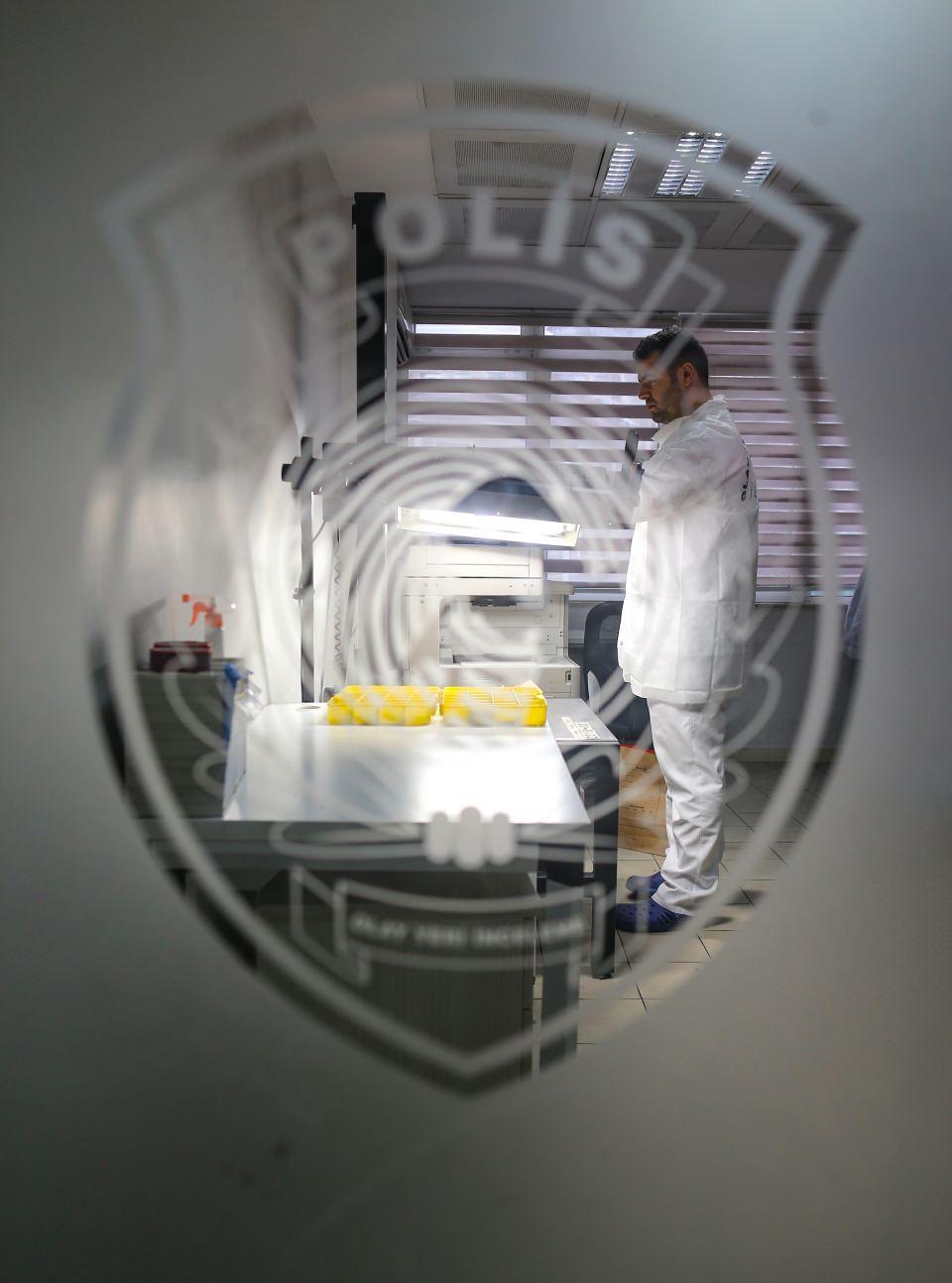 <p> İstanbul Olay Yeri İnceleme ve Kimlik Tespit Şube Müdürlüğü bünyesindeki Parmak İzi Geliştirme Laboratuvarı ile Adli Görüntüleme Büro Amirliği ekipleri, yaptıkları çeşitli teknik çalışmalarla adalete katkı sağlıyor.</p>
