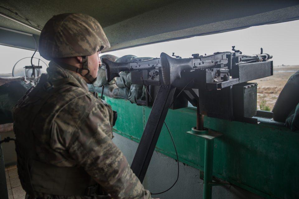 <p>Bu önlemlerin yanı sıra sınır hattının Şanlıurfa'nın Akçakale ilçesindeki 40 kilometrelik bölümüne 7 gözetleme kulesi, 16 termal kamera, 19 solar sistem ve 15 noktasal ledli aydınlatma armatürü kuruldu. Bu sayede sınır hattını güneş enerjisiyle aydınlatmayı başaran yetkililer, sistemi daha da geliştirmeyi planlıyor.</p>
<p> </p>