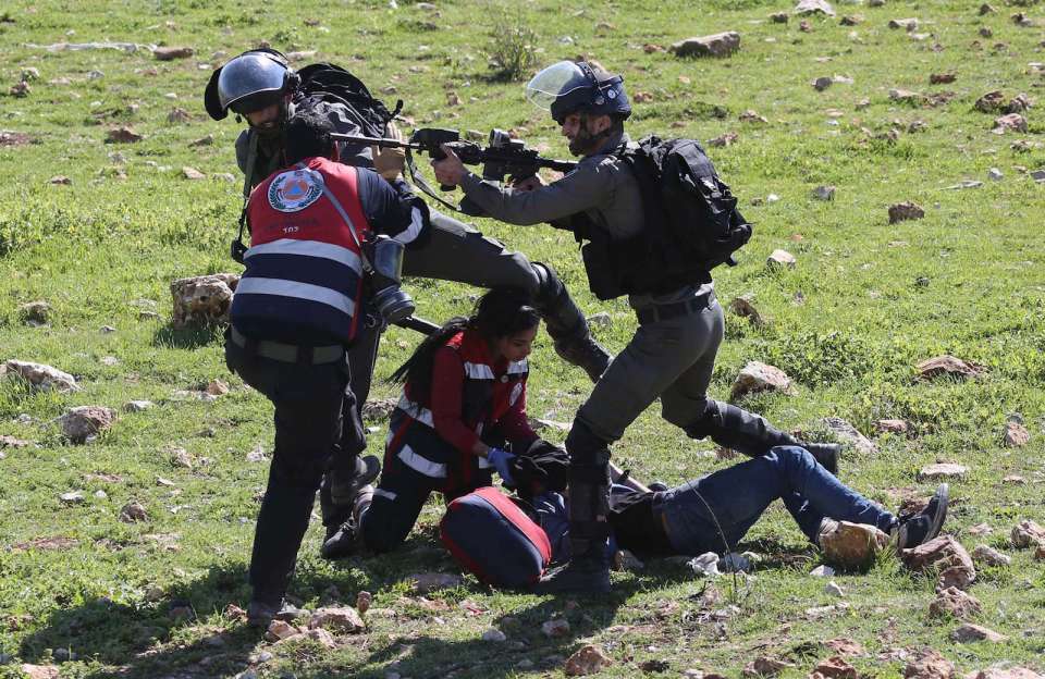 <p><strong>İsrail güçlerinden sağlık ekibine şiddet</strong></p>
<p>Ramallah'taki Birzeit Üniversitesi öğrencileri, İsrail özel güçlerinin, üniversitenin öğrenci konseyi başkanını gözaltına almasını protesto için gösteri düzenledi. İsrail güçlerinin göstericilere müdahalesi sonucu bazı Filistinliler yaralandı. Yaralanan Filistinlilere ulaşmaya çalışan sağlık ekipleri, İsrail güçlerince şiddet uygulanarak engellendi. </p>
<p>Issam Rimawi </p>