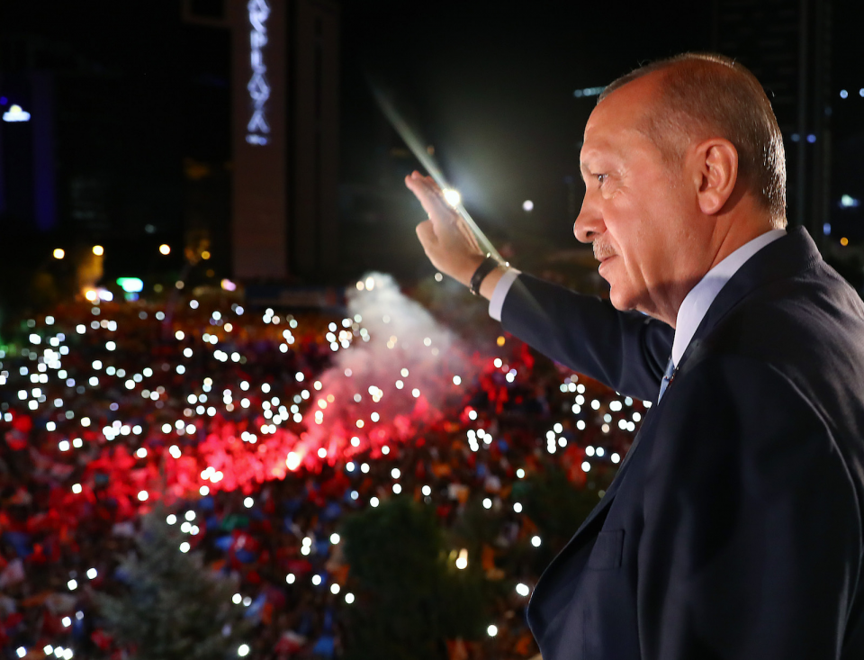 <p><strong>Seçim zaferi</strong></p>
<p>AK Parti Genel Başkanı ve Türkiye Cumhurbaşkanı Recep Tayyip Erdoğan, seçim zaferinin ardından partisinin genel merkezindeki balkon konuşmasında vatandaşları selamladı. </p>
<p>Kayhan Özer </p>