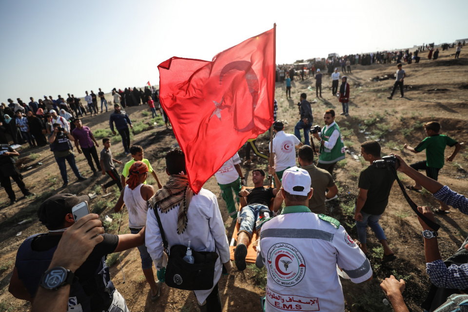 <p><strong>Gazze’de Türk Bayrağı</strong></p>
<p>İsrail ablukası altındaki Gazze Şeridi'nde başlayan "Büyük Dönüş Yürüyüşü" barışçıl gösterileri devam etti. İsrail sınırına akın eden çoğunluğu kadınlardan oluşan yüzlerce Filistinli, gösteri düzenledi. İsrail askerlerinin göstericilere müdahalesi sonucu yaralanan ve elinde Türk bayrağı taşıyan bir Filistinli, sağlık ekipleri tarafından sedyeyle bölgeden uzaklaştırıldı. </p>
<p>Mustafa Hassona </p>