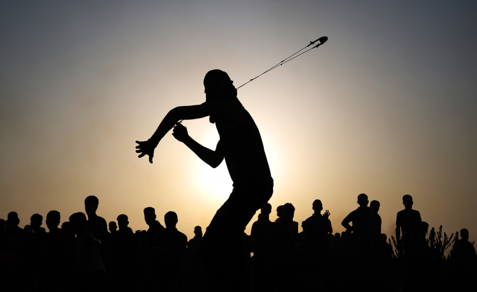 <p><strong>Sapanla direniş</strong></p>
<p>İsrail askerleri, ABD'nin Birleşmiş Milletler Filistinli Mültecilere Yardım Kuruluşuna (UNRWA) mali yardımları durdurma kararını protesto amacıyla Beyt Hanun (Erez) Sınır Kapısı'nda bir araya gelen Filistinlilere müdahale etti. Göstericiler, İsrail güçlerinin müdahalesine sapanla taş atarak karşılık verdi. </p>
<p>Ali Jadallah </p>
