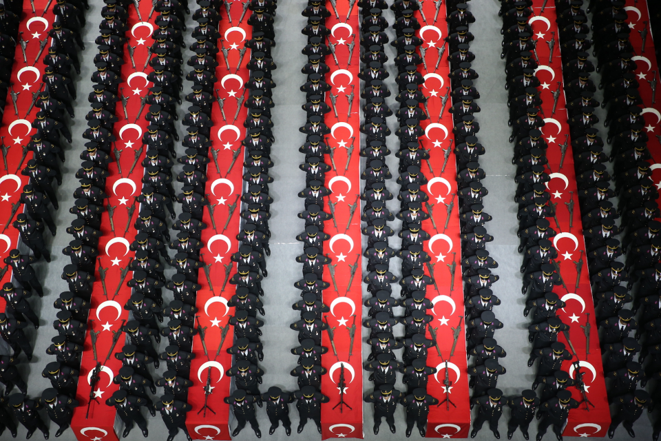 <p><strong>Yemin</strong></p>
<p>Işıklar Jandarma Astsubay Meslek Yüksekokulu öğrencileri Türk Bayrakları eşliğinde yemin etti. </p>
<p>Ali Atmaca </p>