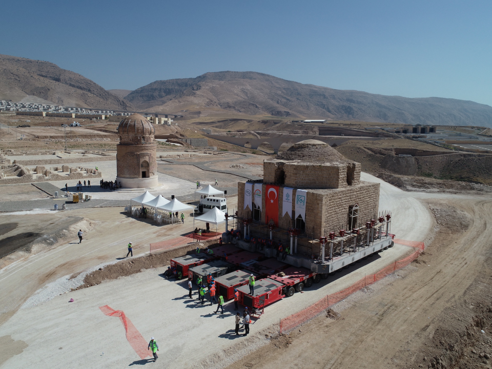 <p><strong>Artuklu Hamamı’nın yolculuğu</strong></p>
<p>Batman'ın Hasankeyf ilçesindeki bin 500 ton ağırlığındaki Artuklu Hamamı, Hasankeyf Yeni Kültürel Park Alanı'ndaki yeni yerine taşındı. </p>
<p>Bestami Bodruk </p>