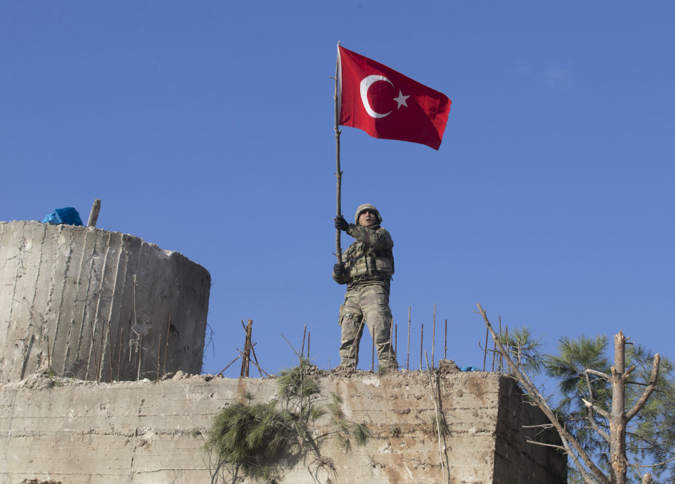 <p><strong>Burseya Dağı'na Türk Bayrağı</strong></p>
<p>Zeytin Dalı Harekatı'nda Afrin'in kuzeydoğusundaki stratejik Burseya Dağı, terör örgütü PYD/PKK'dan ele geçirildi. </p>
<p>Emin Sansar </p>