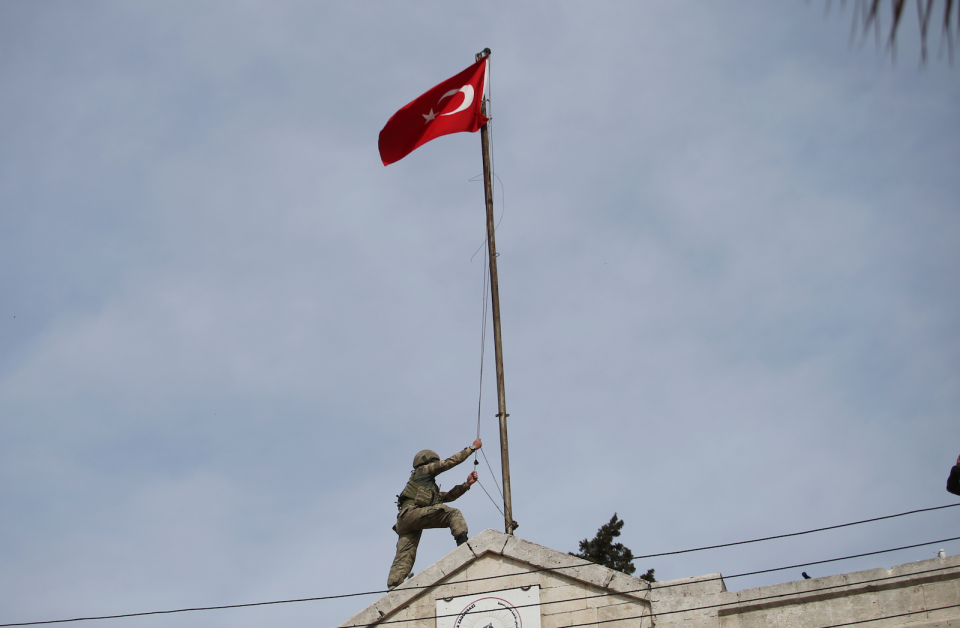 <p><strong>Türk Bayrağı Afrin’de</strong></p>
<p>Türk Silahlı Kuvvetleri (TSK) ve Özgür Suriye Ordusu (ÖSO), Afrin ilçe merkezini tümüyle ele geçirmesinin ardından, güvenlik çalışmalarını sürdürdü. İlçe merkezindeki hükümet binasına Türk bayrağı çekildi. </p>
<p>Halil Fidan </p>