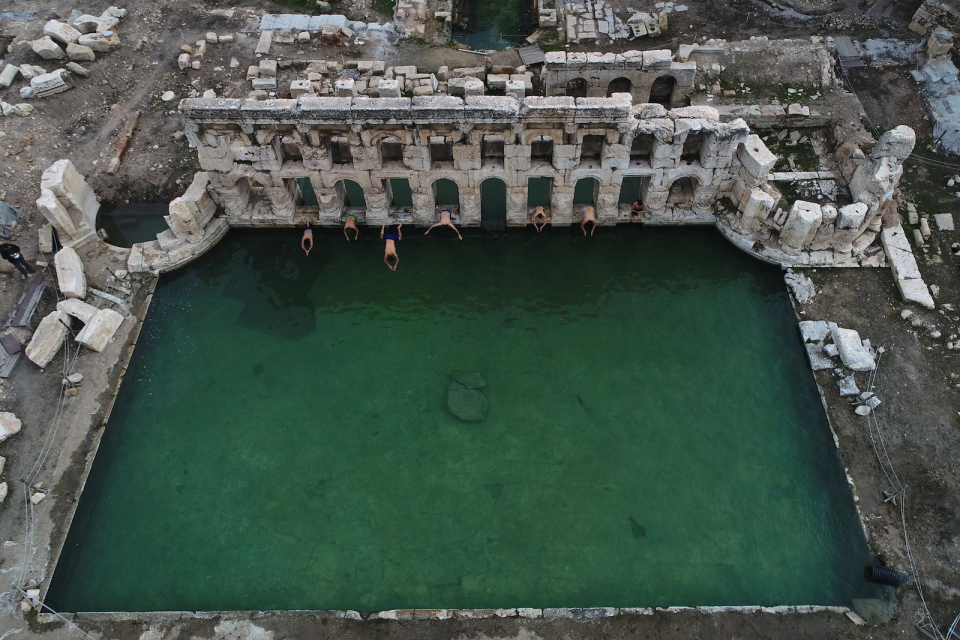 <p><strong>Tarihin içinde yüzme keyfi</strong></p>
<p>Yozgat'ın Sarıkaya ilçesinde halk arasında "Kral Kızı" olarak bilinen, "Basilica Therma" adlı Roma hamamı, 2 bin yıldır 48-49 derece sıcaklıktaki şifalı suyuyla tarihi zenginliğini yaşatıyor. </p>
<p>Sercan Küçükşahin </p>
