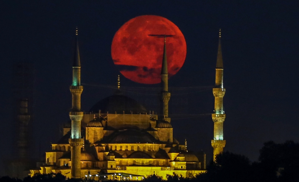 <p><strong>İstanbul’da dolunay</strong></p>
<p>İstanbul'da sabah saatlerinde beliren dolunay, Sultan Ahmet Camisiyle güzel görüntü oluşturdu. </p>
<p>Emrah Yorulmaz </p>