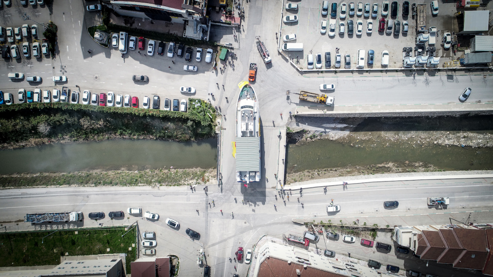 <p><strong>Karada giden gemi</strong></p>
<p>Bursa Deniz Otobüsleri AŞ'nin (BUDO), İznik Gölü'nde sefer yapan Akşemsettin Gemisi'ni satın alan turizm şirketi, söz konusu gemiyi 700 tonluk vinç yardımıyla karadan yürüttü. Gecenin ilk saatleriyle trafiğe kapatılan Akharem kavşağı ile Gölyaka Mahallesi arasındaki 20 kilometrelik yolu kullanılarak hareket ettirilen gemi, yaklaşık 10 saatlik yolculuğun ardından Gemlik Körfezi'ne getirildi. </p>
<p>Sergen Sezgin </p>
