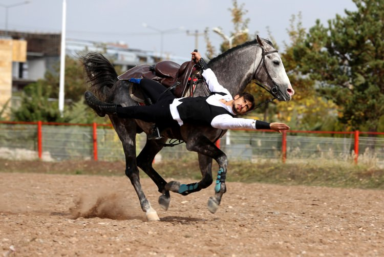 <p>Atlı akrobat - Serhat Zafer</p>
