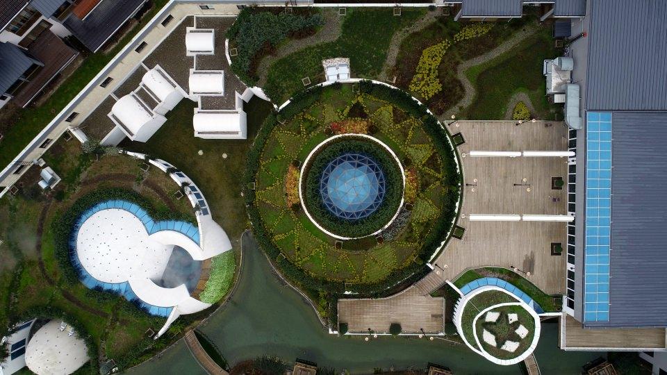 <p>Doğal g&uuml;zellikleriyle &uuml;nl&uuml; ve y&uuml;z &ouml;l&ccedil;&uuml;m&uuml;n&uuml;n y&uuml;zde 65'i ormanlarla kaplı olan Bolu, termal, sağlık ve kış turizmiyle, yetiştirdiği aş&ccedil;ılar ve y&ouml;resel yemekleriyle yerli ve yabancı turistlerin g&ouml;zde mekanı oldu.</p>

<p>&nbsp;</p>
