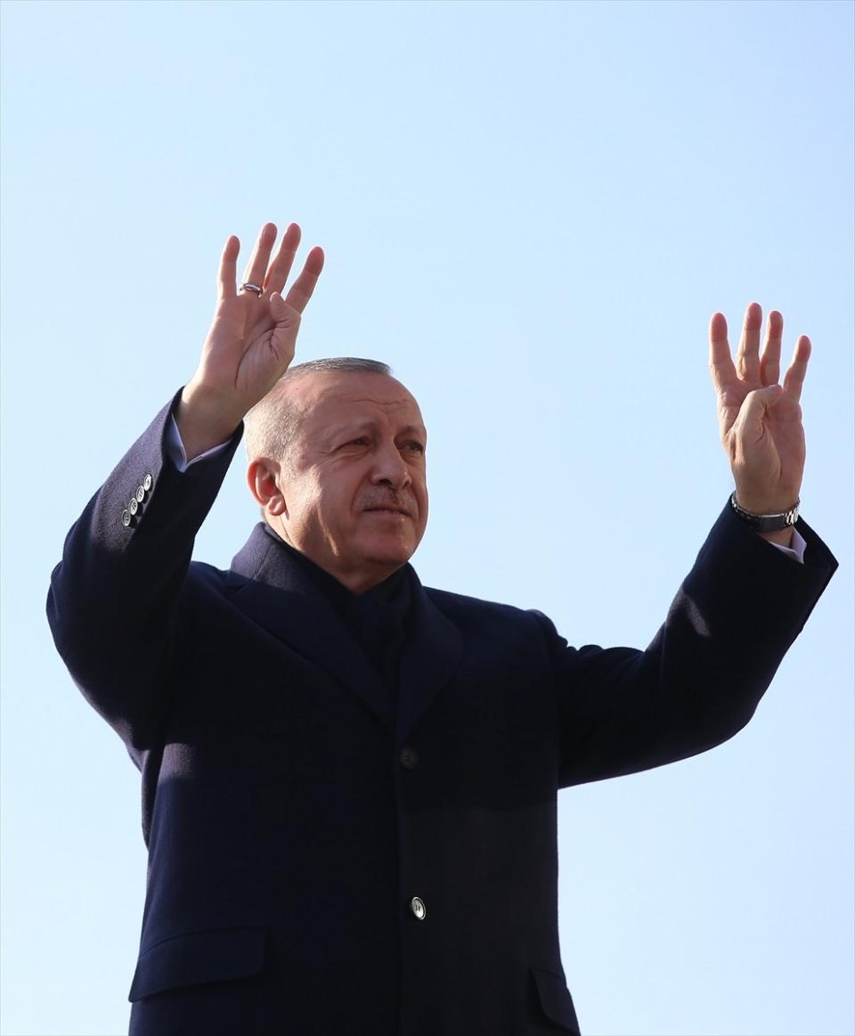 <p>Türkiye Cumhurbaşkanı ve AK Parti Genel Başkanı Recep Tayyip Erdoğan, Ankara Spor Salonu'nda düzenlenen "AK Parti Ankara Belediye Başkan Adaylarını Tanıtım Programı"na katılarak konuşma yaptı.</p>

<p> </p>

<p> </p>
