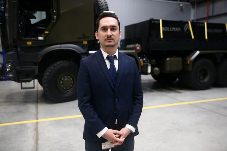 <p>Aracın ismini "Derman" koymalarının sebebini, Saltık, "(Dertlere derman olsun) diye bu ismi koyduk. Muharebe sahalarında, Mehmetçik'imizin sıkıntılarına derman olur belki diye düşünerek isim çıktı ortaya." şeklinde anlattı.</p>
<p> </p>
