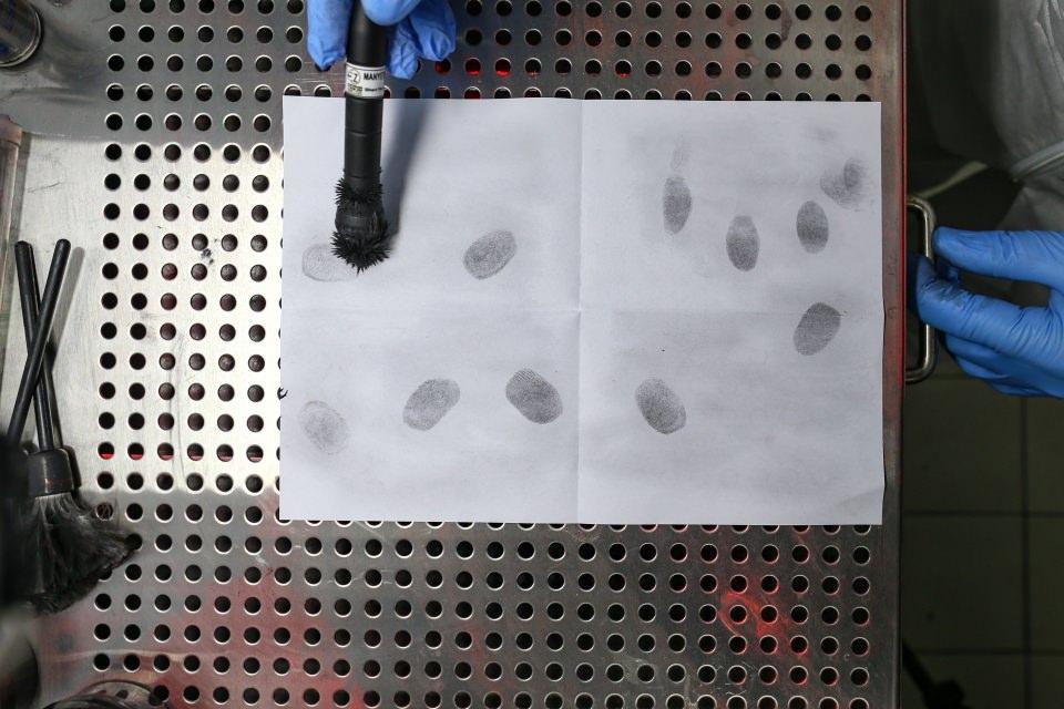 <p>Yetkili makamlarca inceleme talep edilen olaylarda ekipler tarafından toplanan materyaller laboratuvara getiriliyor. Kimyasal çalışma alanına alınan materyaller üzerinde çeşitli kimyasallarla yapılan çalışmalar sonucu izlerin görünür hale gelmesi sağlanıyor.</p>
<p> </p>