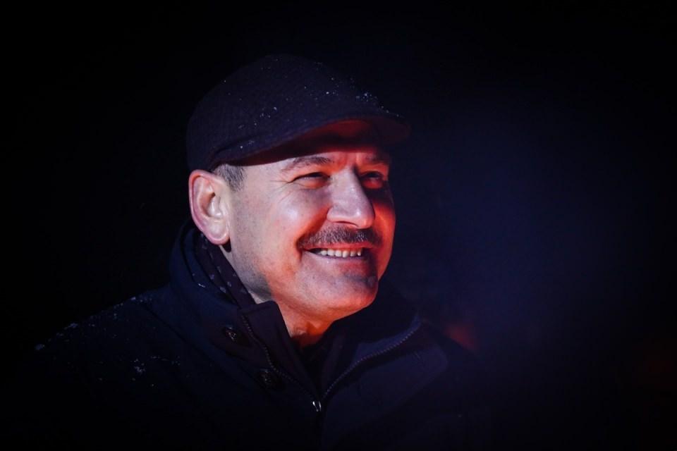 <p>Yoğun kar, tipi ve fırtınaya rağmen 3 saat süren yolculuğun ardından 2 bin 970 metre rakımlı Evliyetepe Üs Bölgesi'ne ulaşan Soylu, burada görevli Mehmetçiğin yeni yılını kutladı.</p>