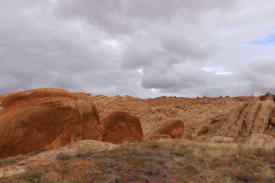 <p>Mars’ı andıran kayalıkların jeosit olarak korunması ve turizme kazandırılmasına yönelik 2013 yılından bu yana bilimsel çalışmalar yürüten Sivas Cumhuriyet Üniversitesi Eğitim Fakültesi Coğrafya Eğitimi Anabilimdalı Öğretim Üyesi Doç. Dr. Gülpınar Akbulut Özpay, kayalıkların bir hayli ilgi çektiğini belirterek, "Sivas’ta bulunan 300’e yakın jeositten biri de Eğribucak kayalıklarıdır. </p>
