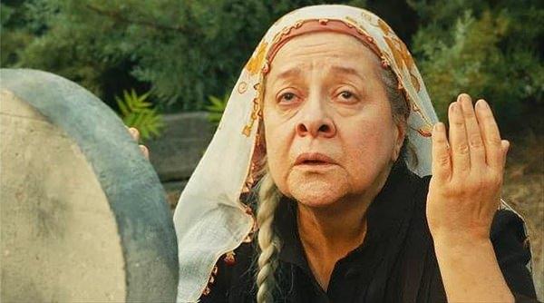 <p>Vatanım Sensin'de Binbaşı Cevdet'in annesi Hasibe ana tam bir Osmanlı kadını rolünde. </p>
<p> </p>