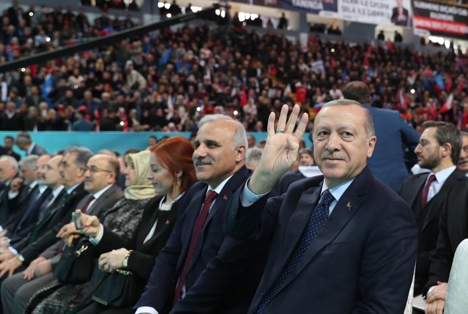 <p>Türkiye Cumhurbaşkanı ve AK Parti Genel Başkanı Recep Tayyip Erdoğan (sağda), partisinin Hayri Gür Spor Salonu'nda düzenlenen "AK Parti Trabzon Belediye Başkan Adaylarını Tanıtım Programı"na katıldı.</p>

<p> </p>
