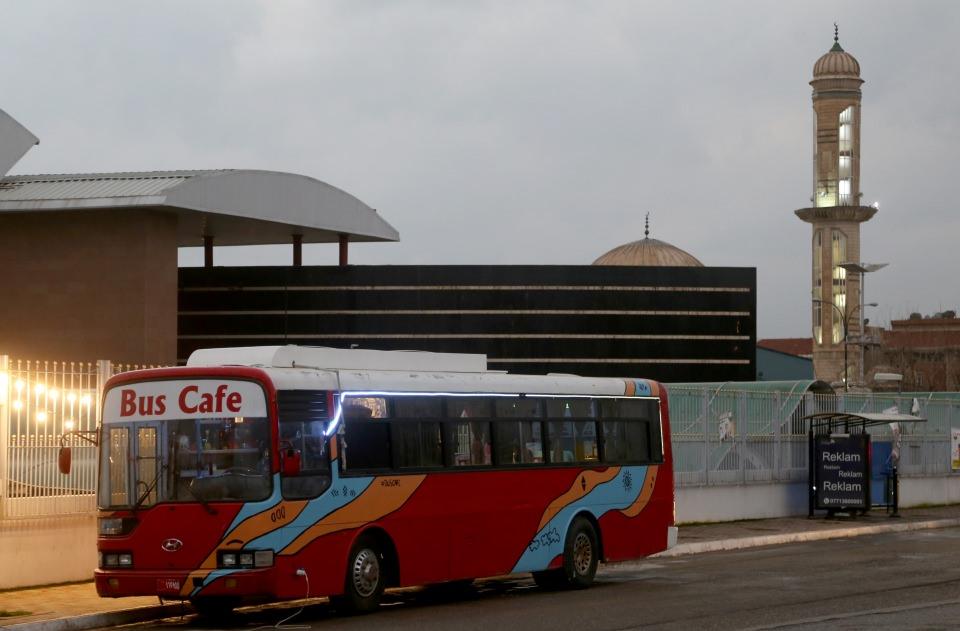<p>Irak'ın Süleymaniye kentinde üniversite öğrencisi bir gurup arkadaş, eski bir yolcu otobüsünü kafeye dönüştürerek hizmet vermeye başladı. Girişimci gençlerin otobüs kafesi Süleymaniye'li vatandaşlar tarafından yoğun ilgi gördü.</p>
<p> </p>