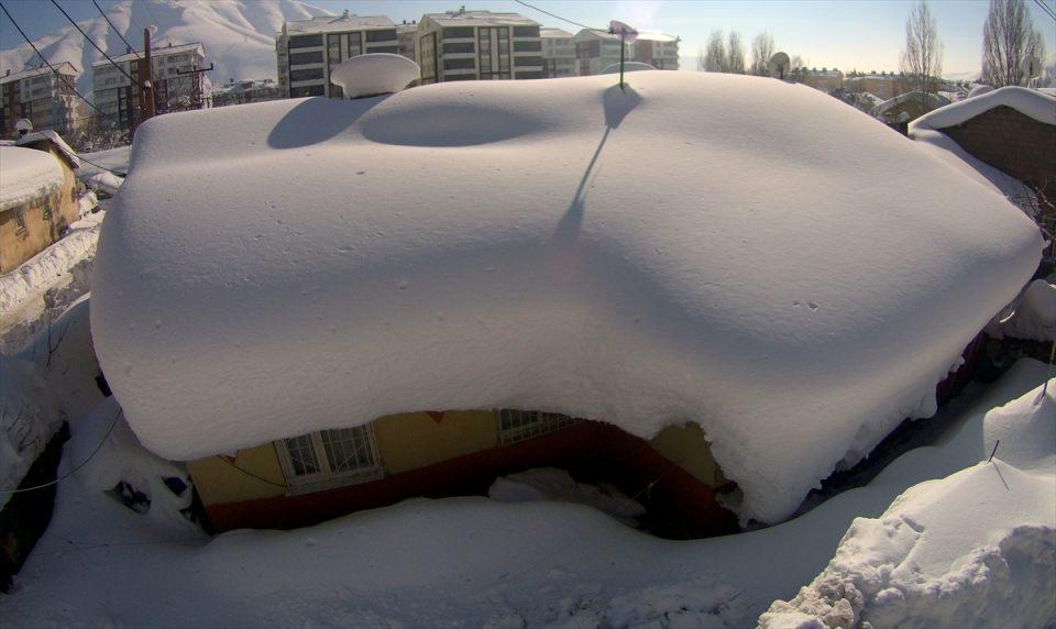 <p>Doğu Anadolu Bölgesi'nde yoğun kar yağışının ardından vatandaşlar, kış mevsiminin zorluklarını ve güzelliklerini bir arada yaşıyor. </p>

<p> </p>
